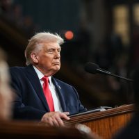 O presidente Donald Trump faz seu discurso sobre o Estado da União, na terça-feira, 24 de fevereiro de 2026, no plenário da Câmara dos Deputados do Capitólio dos EUA em Washington, D.C. (Foto oficial da Casa Branca por Daniel Torok)