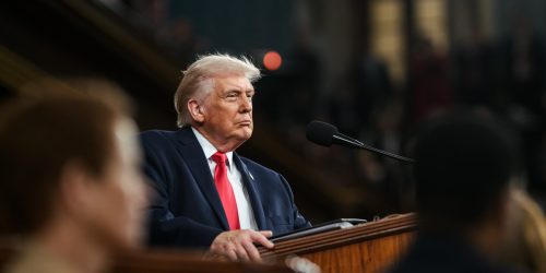 O presidente Donald Trump faz seu discurso sobre o Estado da União, na terça-feira, 24 de fevereiro de 2026, no plenário da Câmara dos Deputados do Capitólio dos EUA em Washington, D.C. (Foto oficial da Casa Branca por Daniel Torok)