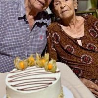Ubirajara Melo e sua mãe dona Zizi Mattos Melo, a mais antiga douradense viva (105 anos e sete meses), que também será homenageada – Foto: Antonio Viegas