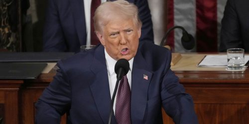 O presidente Donald Trump aborda uma sessão conjunta do Congresso na Câmara na terça - feira / Julia DeMaree Nikhinson - AP