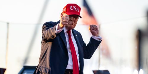 O presidente Donald Trump agradece à multidão após comentários na Celebração de Saudação à América, quinta-feira, 3 de julho de 2025, no Parque de Exposições Estadual de Iowa, em Des Moines, Iowa. (Foto oficial da Casa Branca por Daniel Torok)