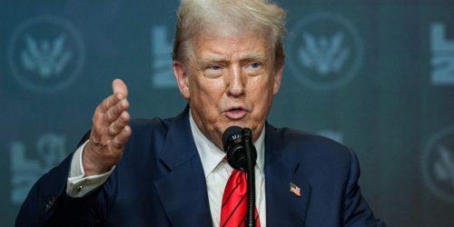 O presidente Donald Trump discursa antes de assinar um decreto que cria uma força-tarefa para as Olimpíadas de Los Angeles de 2028, terça-feira, 5 de agosto de 2025, no Auditório South Court do Edifício Executivo Eisenhower, na Casa Branca. (Foto oficial da Casa Branca por Joyce N. Boghosian)