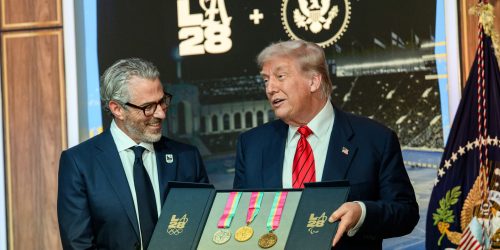 O presidente Donald Trump discursa antes de assinar um decreto que cria uma força-tarefa para as Olimpíadas de Los Angeles de 2028, terça-feira, 5 de agosto de 2025, no Auditório South Court do Edifício Executivo Eisenhower, na Casa Branca. (Foto oficial da Casa Branca por Joyce N. Boghosian)