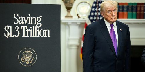 O presidente Donald Trump e o administrador da EPA, Lee Zeldin, anunciam na Sala Roosevelt a revogação da constatação de perigo ambiental de 2009 feita pela Agência de Proteção Ambiental, na quinta-feira, 12 de fevereiro de 2026. (Foto oficial da Casa Branca por Daniel Torok)