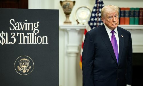 O presidente Donald Trump e o administrador da EPA, Lee Zeldin, anunciam na Sala Roosevelt a revogação da constatação de perigo ambiental de 2009 feita pela Agência de Proteção Ambiental, na quinta-feira, 12 de fevereiro de 2026. (Foto oficial da Casa Branca por Daniel Torok)