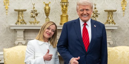 O presidente Donald Trump se reúne bilateralmente com a primeira-ministra italiana, Giorgia Meloni, na quinta-feira, 17 de abril de 2025, no Salão Oval. (Foto oficial da Casa Branca por Daniel Torok)