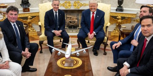 O presidente Donald Trump se encontra com o primeiro-ministro canadense Mark Carney, terça-feira, 6 de maio de 2025, no Salão Oval. (Foto oficial da Casa Branca por Daniel Torok)