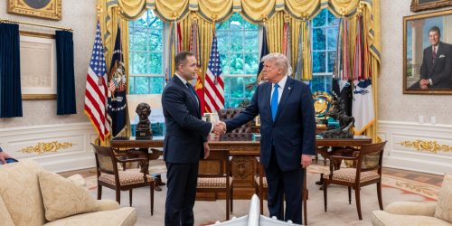 O presidente Donald Trump se encontra e posa para uma foto com o candidato presidencial polonês Karol Nawrocki no Salão Oval, quinta-feira, 1º de maio de 2025. (Foto oficial da Casa Branca por Joyce N. Boghosian)