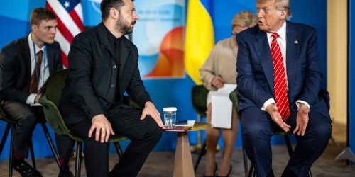 O presidente Donald Trump participa de uma reunião bilateral com o presidente ucraniano Volodymyr Zelenskyy, quarta-feira, 25 de junho de 2025, durante a Cúpula da OTAN de 2025 no Fórum Mundial em Haia, Holanda. (Foto oficial da Casa Branca por Daniel Torok)