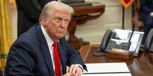 O presidente Donald Trump assina decretos executivos na segunda-feira, 10 de fevereiro de 2025, no Salão Oval. (Foto oficial da Casa Branca por Daniel Torok)