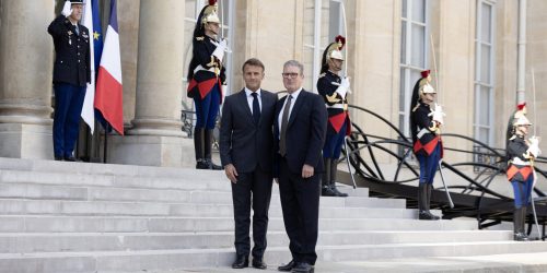 O primeiro-ministro Keir Starmer se encontra com o presidente Emmanuel Macron