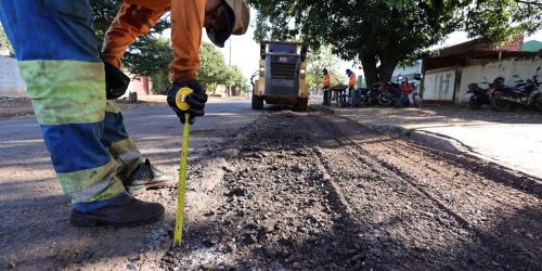 Operário mede a profundidade do asfalto deteriorado removido para aplicar uma nova camada de asfalto no novo modelo de tapa-buraco em Dourados- Fotos: A. Frota