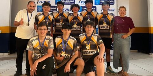 Equipe masculina da Escola SEI, campeã de handebol nos Jogos da Juventude de Dourados. Divulgação/Assecom