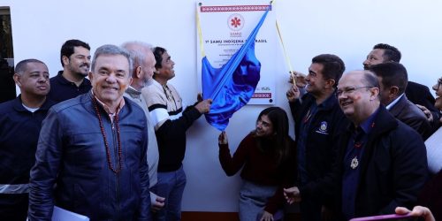 Momento em que a placa inaugural do 1º Samu Indígena do Brasil era descerrada na base montada na Aldeia Jaguapiru. Fotos: A. Frota