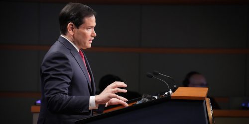 O secretário Marco Rubio discursa para a imprensa na sala de imprensa do Departamento de Estado em Washington, D.C., em 19 de dezembro de 2025. (Foto oficial do Departamento de Estado por Freddie Everett)