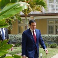 O secretário Marco Rubio caminha entre reuniões em Basseterre, São Cristóvão e Nevis, 25 de fevereiro de 2026. (Foto oficial do Departamento de Estado por Freddie Everett)
