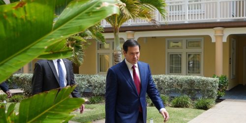 O secretário Marco Rubio caminha entre reuniões em Basseterre, São Cristóvão e Nevis, 25 de fevereiro de 2026. (Foto oficial do Departamento de Estado por Freddie Everett)