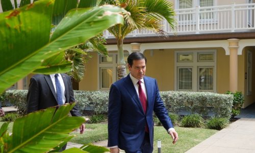 O secretário Marco Rubio caminha entre reuniões em Basseterre, São Cristóvão e Nevis, 25 de fevereiro de 2026. (Foto oficial do Departamento de Estado por Freddie Everett)