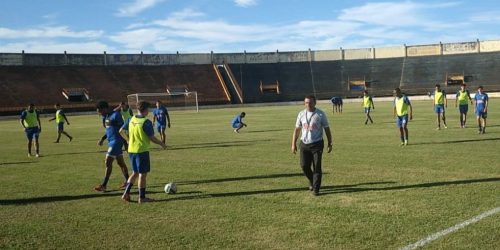 Nei César comandou treino nesta quinta no Estádio Douradão, onde vai mandar seus jogos (Foto: Assessoria/CD Sete de Setembro)