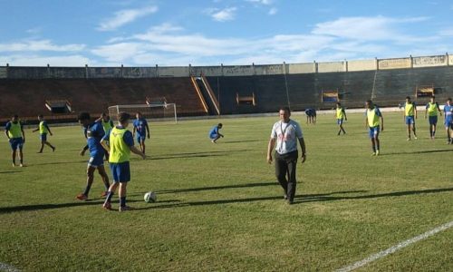 Nei César comandou treino nesta quinta no Estádio Douradão, onde vai mandar seus jogos (Foto: Assessoria/CD Sete de Setembro)