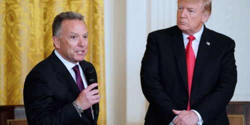 Donald Trump observa seu amigo Steve Witkoff falar na Cúpula de Opióides da Casa Branca, na Sala Leste da Casa Branca, em 1º de março de 2018 em Washington. Mandel Ngan/AFP via Getty Images