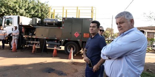 Prefeito Marçal Filho vistoriou o serviço de tapa-buraco na Vila Mary na manhã desta terça-feira. Foto: A. Frota