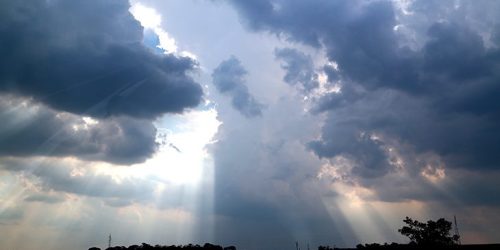 Quinta-feira de sol com aumento de nebulosidade em MS