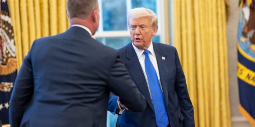 O presidente Donald Trump realiza a cerimônia de posse do diretor do Serviço Secreto dos EUA, Sean Curran, na segunda-feira, 10 de março de 2025, no Salão Oval. (Foto oficial da Casa Branca por Molly Riley)