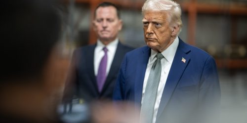 O presidente Donald Trump participa de uma reunião do Conselho do Kennedy Center, segunda-feira, 17 de março de 2025, no John F. Kennedy Center Performing Arts Center, em Washington, D.C. (Foto oficial da Casa Branca por Daniel Torok)