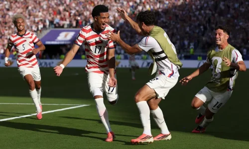 Tillman comemora com seus companheiros o gol marcado pelos Estados Unidos sobre a Bósnia na Copa do Mundo (Foto: Charlotte Wilson/AFP)