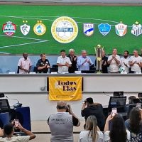 
O Presidente da FFMS, Estevão Petrallás, junto aos presidentes dos clubes, apresentou o troféu de campeão (Foto: Gildo Tavares/Ascom FFMS)