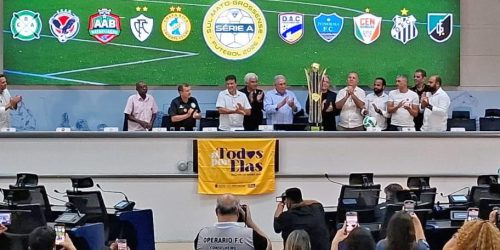 
O Presidente da FFMS, Estevão Petrallás, junto aos presidentes dos clubes, apresentou o troféu de campeão (Foto: Gildo Tavares/Ascom FFMS)
