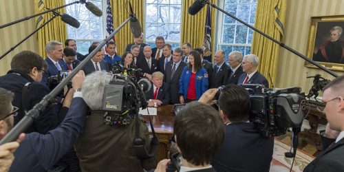 O presidente Donald Trump fala com a imprensa, terça-feira, 21 de março de 2017, antes de assinar a Lei de Autorização de Transição da Administração de Aeronáutica e Administração Espacial S-422 no Salão Oval.  (Foto oficial da Casa Branca de Benjamin Applebaum)