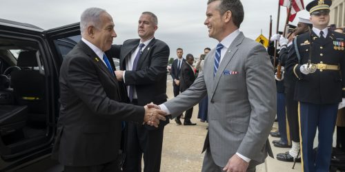 O Secretário de Defesa Pete Hegseth sedia um intercâmbio bilateral com o Primeiro-Ministro israelense Benjamin Netanyahu no Pentágono, Washington, D.C., em 5 de fevereiro de 2025. (Foto do DoD pela aviadora sênior da Força Aérea dos EUA, Madelyn Keech)