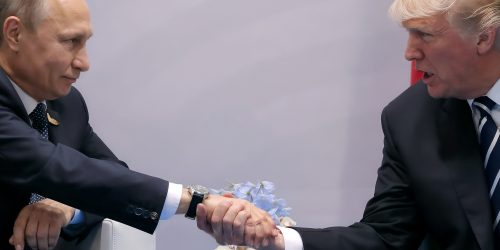 O presidente Donald Trump aperta as mãos do presidente russo Vladimir Putin na cúpula do G20 AP Photo/Evan Vucci