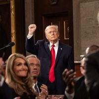 O Vice-Presidente JD Vance participa do discurso sobre o Estado da União do Presidente Donald Trump, na terça-feira, 24 de fevereiro de 2026, no plenário da Câmara no Capitólio dos EUA em Washington, D.C. (Foto oficial da Casa Branca por Emily J. Higgins)