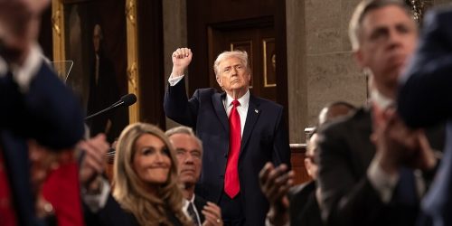 O Vice-Presidente JD Vance participa do discurso sobre o Estado da União do Presidente Donald Trump, na terça-feira, 24 de fevereiro de 2026, no plenário da Câmara no Capitólio dos EUA em Washington, D.C. (Foto oficial da Casa Branca por Emily J. Higgins)