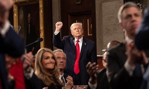 O Vice-Presidente JD Vance participa do discurso sobre o Estado da União do Presidente Donald Trump, na terça-feira, 24 de fevereiro de 2026, no plenário da Câmara no Capitólio dos EUA em Washington, D.C. (Foto oficial da Casa Branca por Emily J. Higgins)