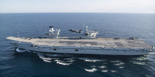 O piloto de testes do F-35, Major da Marinha Paul Gucwa, do Esquadrão de Testes e Avaliação Aéreos Dois Três (VX-23), Divisão de Aeronaves do Centro de Guerra Aérea Naval (NAWCAD), voa com uma aeronave de caça F-35B Lightning II para o porta-aviões HMS Prince of Wales do Reino Unido no Atlântico Ocidental em 11 de outubro de 2023. Gucwa embarcará com um destacamento da Força de Teste Integrada (ITF) do F-35 do Rio Patuxent para conduzir testes de desenvolvimento de fase 3 (DT-3) no mar com a variante especialmente instrumentada de decolagem curta e pouso vertical do jato stealth a bordo do maior navio de guerra da Grã-Bretanha. A participação do porta-aviões britânico classe Queen Elizabeth (QEC), HMS Prince of Wales (R09), no WESTLANT 23 abrange uma série de testes de aeronaves navais do Reino Unido e dos EUA no Atlântico Ocidental ao longo do outono de 2023. O HMS Prince of Wales continua a expandir os limites das capacidades e operações da aviação naval dos porta-aviões QEC, incluindo o aumento do alcance e da letalidade das operações do F-35. O Reino Unido é o único parceiro de Nível I no Programa F-35 Joint Strike Fighter (JSF). As interações entre o Reino Unido e os EUA durante esta implantação são caracterizadas pela cooperação e reforçam as relações internacionais, bem como aumentam a interoperabilidade entre a Marinha dos EUA e a Marinha Real Britânica. O Escritório do Programa Conjunto F-35 é o ponto focal do Departamento de Defesa dos EUA para a aeronave de ataque de 5ª geração para a Marinha, Força Aérea, Fuzileiros Navais e nossos aliados. O F-35 é o principal sistema de armas multimissão de 5ª geração. Sua capacidade de coletar, analisar e compartilhar dados é um multiplicador de força que aprimora todos os recursos no campo de batalha: com tecnologia furtiva, sensores avançados, capacidade de armas e alcance. O F-35 está em operação desde julho de 2015 e é o caça mais letal, com maior capacidade de sobrevivência e interoperabilidade já construído. (Foto da Marinha dos EUA por Dane Wiedmann)