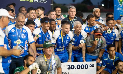 Equipe campeã, Aquidauanense com o cheque simbólico da premiação, parceria entre FFMS e A3DG (Foto: Vinícius Eduardo/@eduardofotoms)