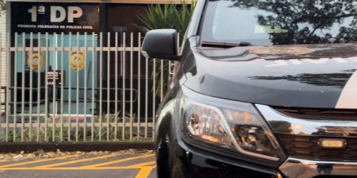 Polícia Civil prende homem e apreende adolescente após ataque com disparos de arma de fogo contra residência em Dourados