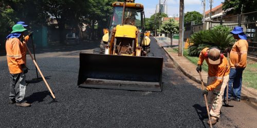 Equipes da Prefeitura de Dourados estão atuando em quatro frentes de tapa-buracos em diversos pontos – Foto: A. Frota