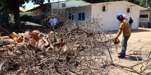 Equipes da Semsur trabalham em mutirão de limpeza em espaço público de Dourados. Foto: A Frota