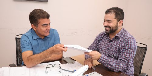 Diretor-presidente da Agehab, Éder Felipe, entrega ao prefeito Marçal Filho a Portaria número 47/2025 do Ministério das Cidades: 100 moradias para Dourados. Foto: A Frota