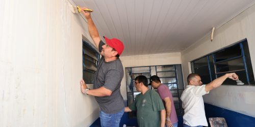 Mutirão de limpeza envolveu servidores de várias secretarias na manhã de sábado no posto de saúde do conjunto Izidro Pedroso. Foto: A. Frota