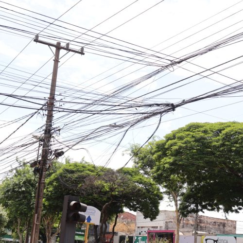 Dourados enfrenta problemas com emaranhados de fios que colocam em risco a população. Foto: A. Frota