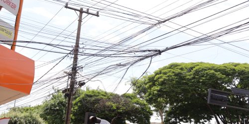 Dourados enfrenta problemas com emaranhados de fios que colocam em risco a população. Foto: A. Frota