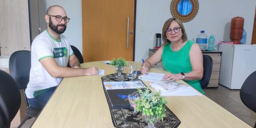 Legenda: A secretária Shirley Zarpelon e o coordenador Diego Rodrigues de Souza Batagliotti durante entrevista. Foto: JC. Torraca