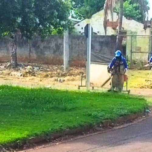 Homens da Prefeitura de Dourados trabalham na limpeza de diversos bairros. Foto: Semsur