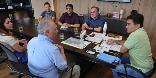 Marçal Filho reunido com Rudel Espíndola Trindade Júnior, secretários municipais e assessores do Detran. Foto: A. Frota